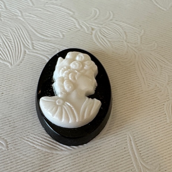 Vintage Black and White Cameo Crafting - Picture 2 of 3